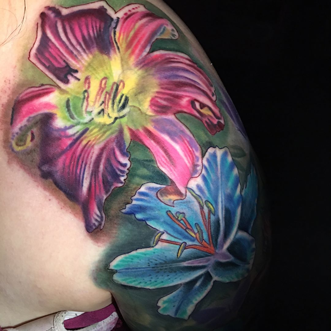 #3D #Tattoos Awesome Flowers On Shoulder