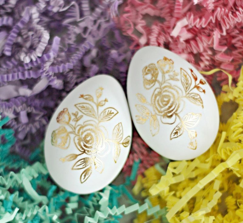 How to decorate eggs with gold foil tattoos.