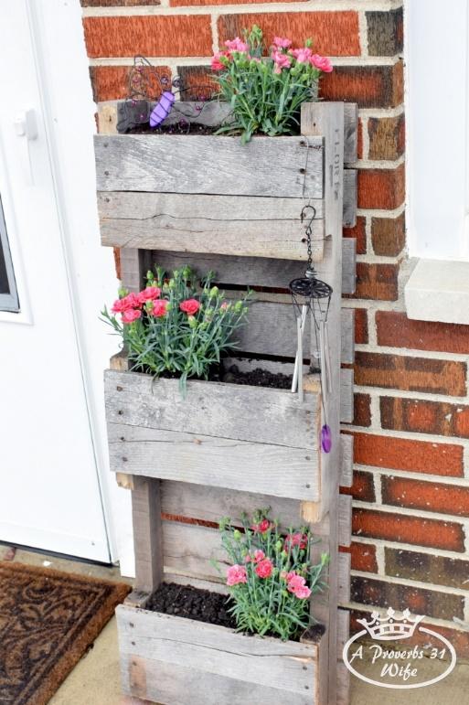 Turn Reclaimed Pallet Wood Into A Three-Layer Planter.