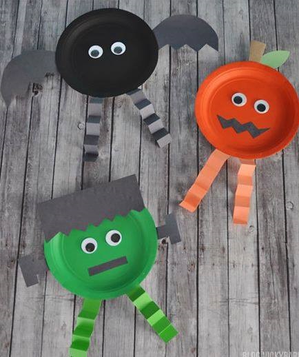 Easy paper plate craft for Halloween.