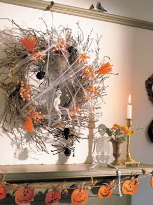 Every holiday deserves a wreath, so you really should have one for Halloween.