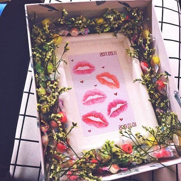 Kiss print photo frame for gift.