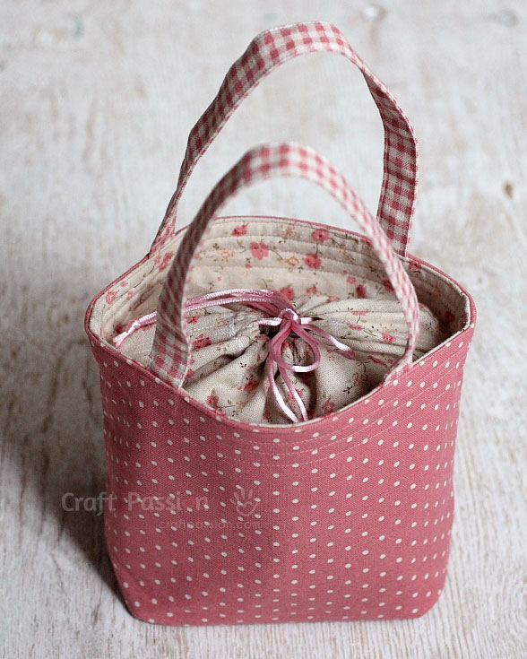 Lunch Bag With a Drawstring Top.
