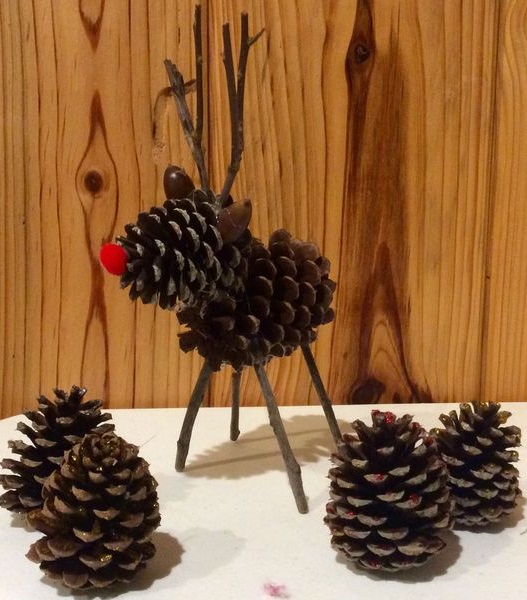 Rudolf Reindeer craft by pinecone.