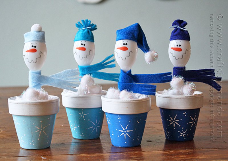 Adorable Snowmen from Plastic Spoons and Clay Pots.
