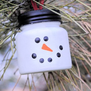 Little Snowman Ornaments from Baby Food Jars.