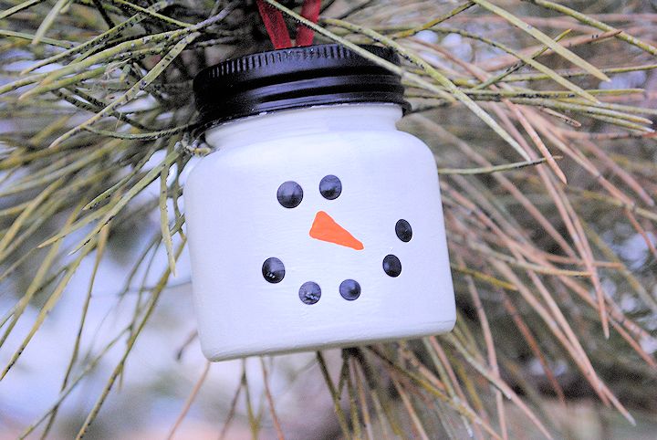 Little Snowman Ornaments from Baby Food Jars.