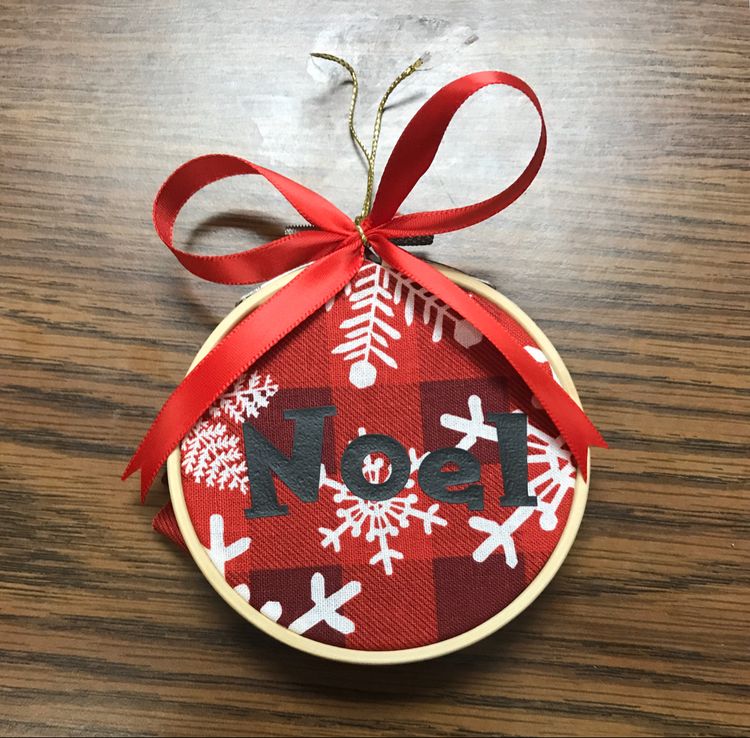 Beautiful and simple DIY embroidery hoop Christmas ornaments.