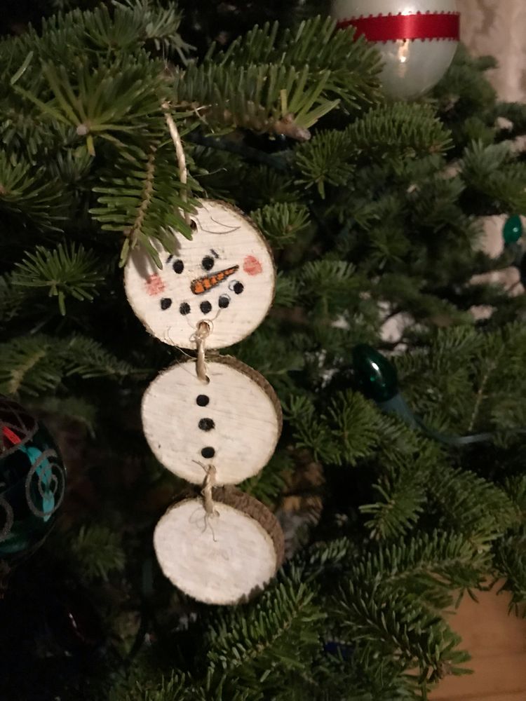 Little DIY snowman ornaments are adorable!