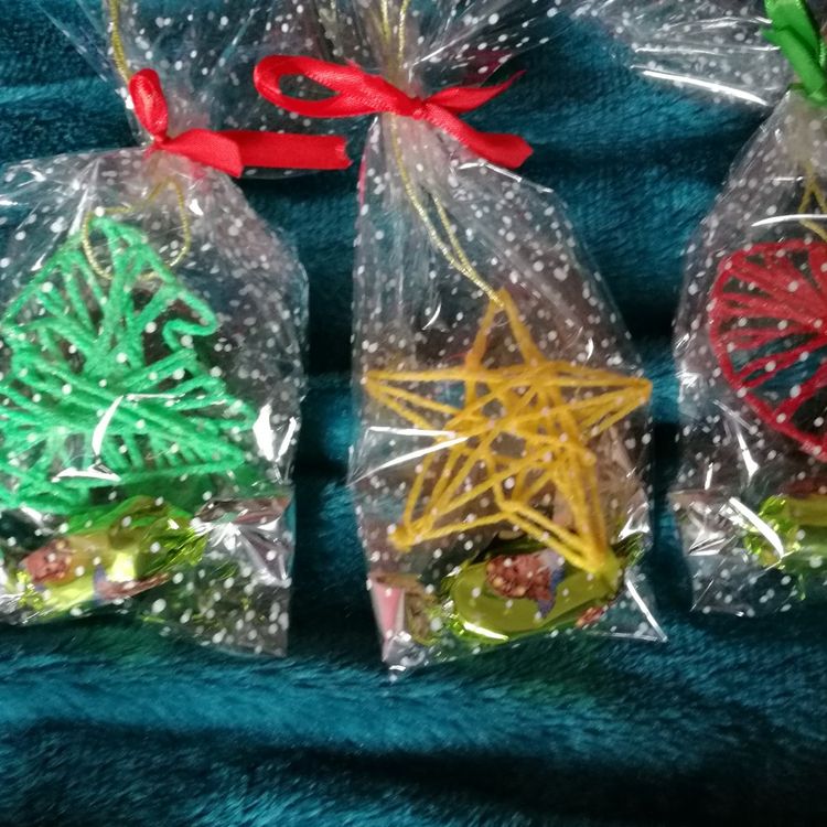 Wrapped yarn ornaments are so fun to make.