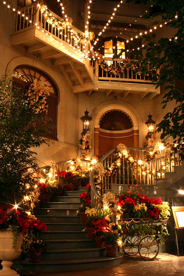 Cool Christmas decorating ideas for staircase.