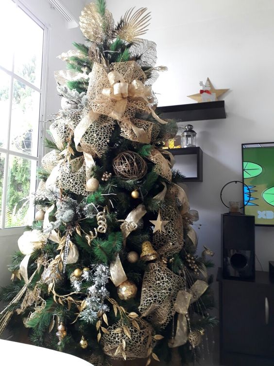 Pretty rustic christmas tree decoration.