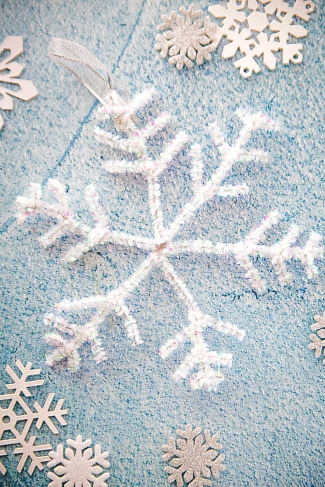 Easy Pipe Cleaner Snowflakes.