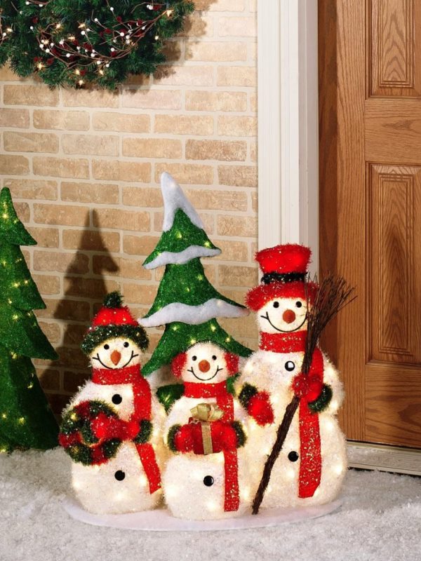 Lighted Up Snowman Family.
