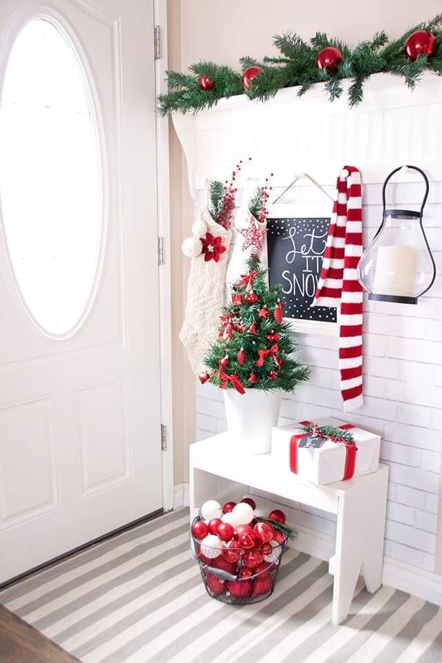 Red Christmas Decoration Ideas for Entryways.