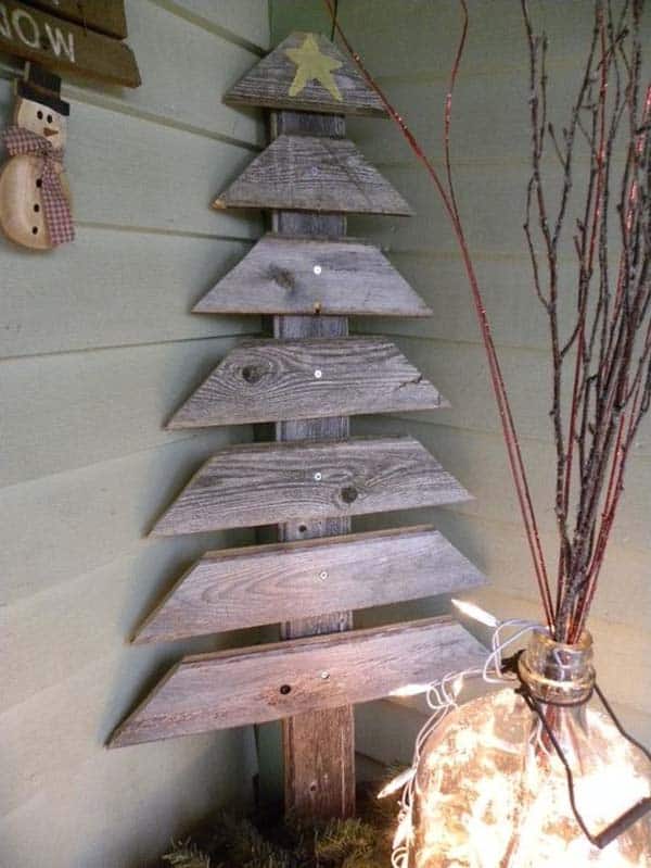 Upcycled pallet Christmas tree front door decoration.