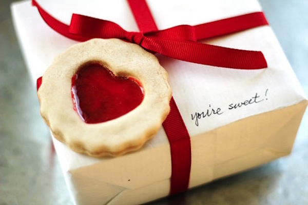 DIY faux cookie Valentine's Day gift tag.