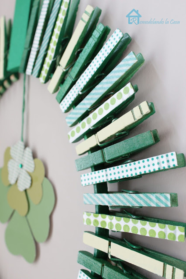 Clothespin St. Patrick’s Day Wreath DIY Tutorial By Remodelando la Casa