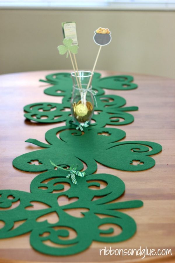 MAKE THIS NO SEW SHAMROCK TABLE RUNNER FROM RIBBONS AND GLUE