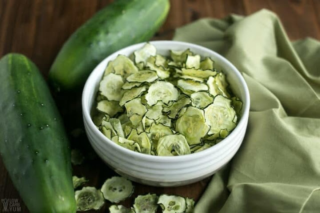 Baked Cucumber Chips with Salt and Vinegar Flavor (Vegan, Paleo) - Low Carb Yum